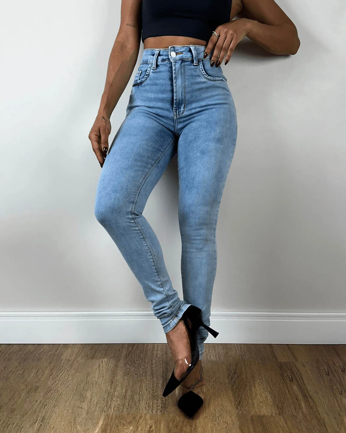 High-Rise Skinny-Jeans in hellem Blau im modischen Stil