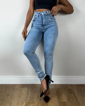 High-Rise Skinny-Jeans in hellem Blau im modischen Stil