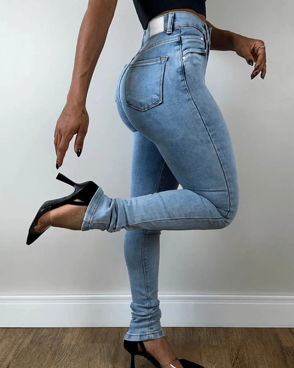 High-Rise Skinny-Jeans in hellem Blau im modischen Stil