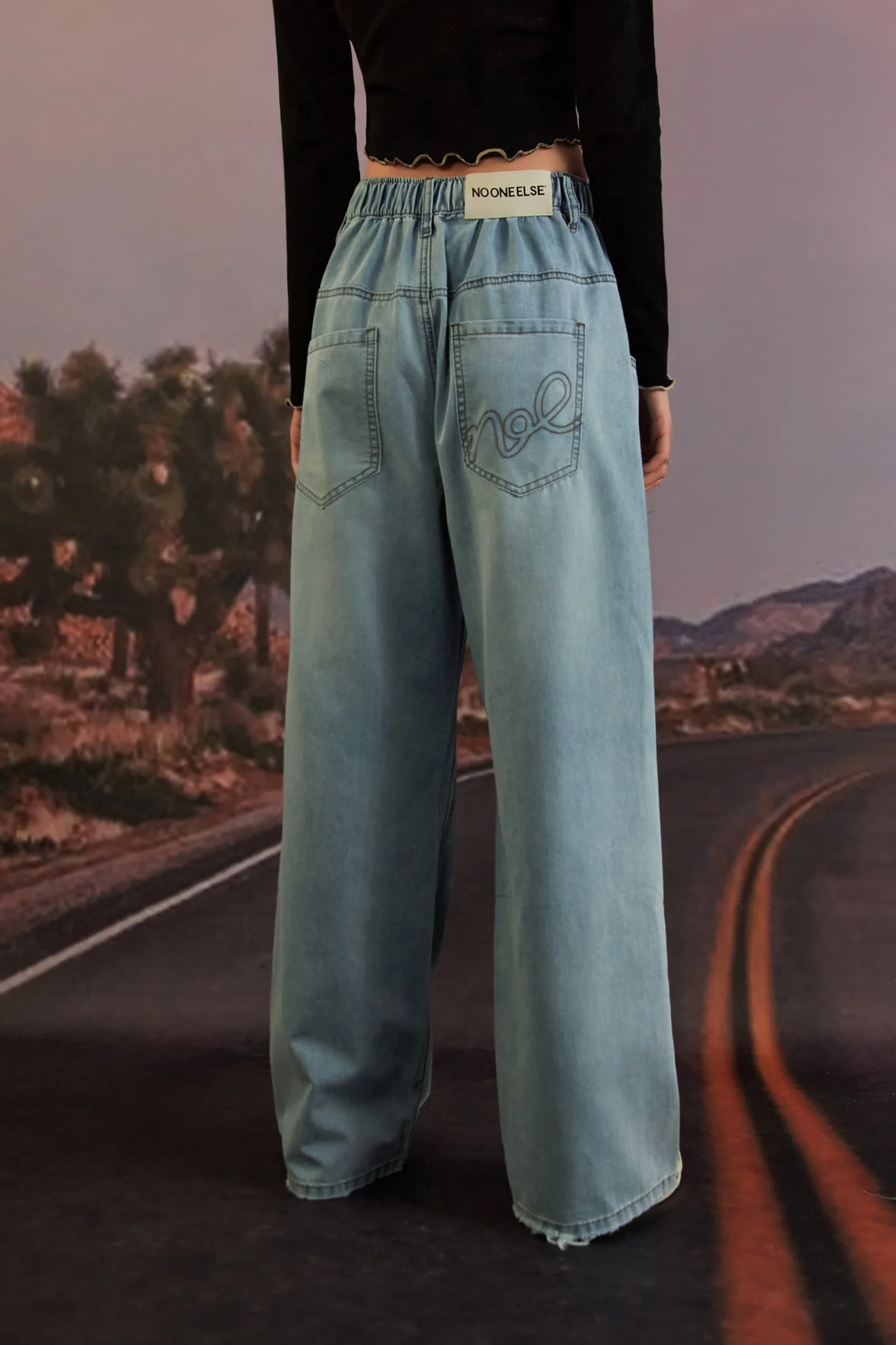 Light Wide-Legged Denim Jeans